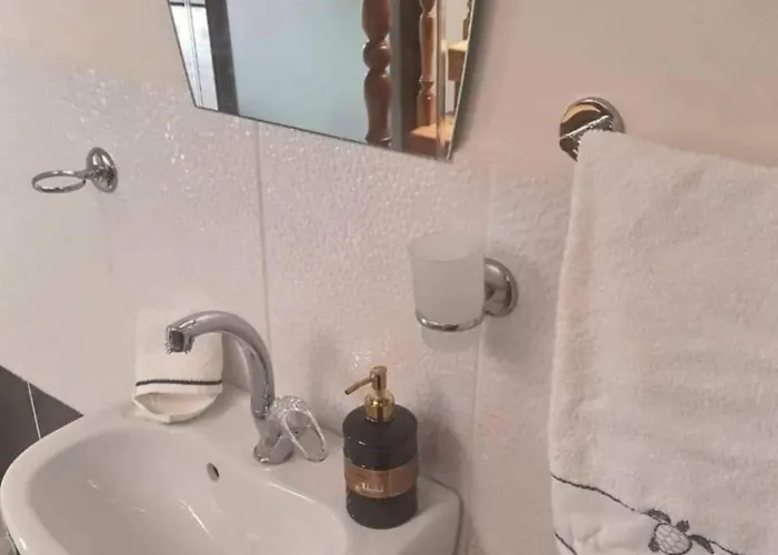 1 Bed W Balcony Sea Views & Roof Terrace Apartment